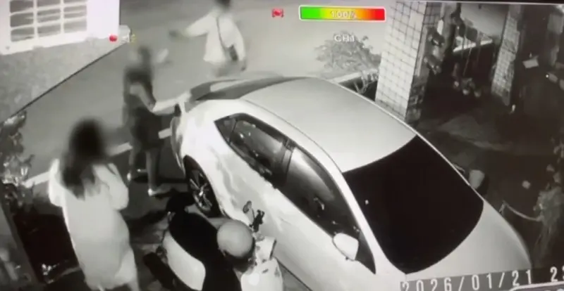 ▲高雄市林園區日前一名46歲的男子手持雙刀揮舞，混亂中有2位民眾受傷，其中一名男子送醫縫16針。（圖／翻攝畫面）