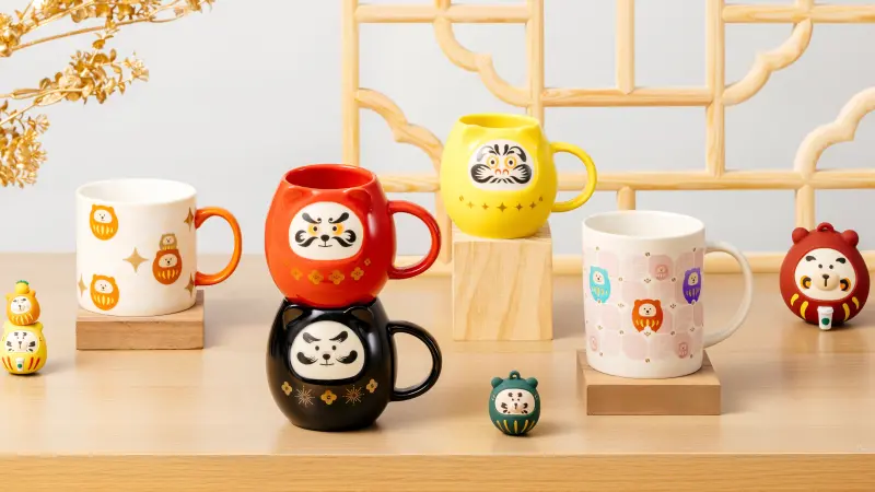 ▲2月4日立春節氣「星巴克買一送一」咖啡優惠開喝那堤、特選美式、焦糖可可碎片星冰樂；達摩開運新品馬克杯、小熊吊飾2月5日開賣。85度C週三黑糖珍珠日第二杯半價一覽。（圖／星巴克starbucks.com.tw）