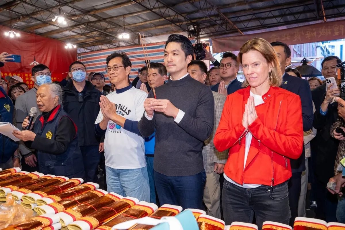 ▲ 蔣萬安今日下午與英國在台辦事處代表包瓊郁（Ruth Bradley-Jones）一同前往「2026台北年貨大街-迪化走街」。（圖/北市府提供）