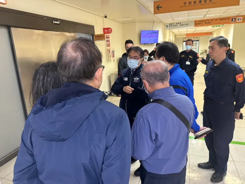 ▲台南市區昨晚驚傳街頭砍人事件，市長黃偉哲急赴醫院慰問傷者。（圖／取自黃偉哲臉書）