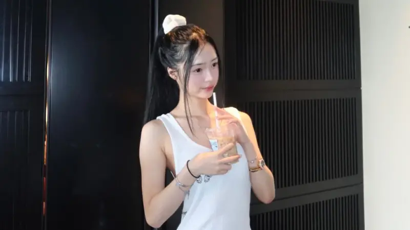 ▲裕隆汽車千金嚴珮瑜近日公開IG曬出生活照，佩戴市價378萬元的百達翡麗鑽錶，從珠寶到髮圈皆是一線精品，豪門時尚配置引發網友熱烈討論。（圖／嚴珮瑜IG@michelleyen__）