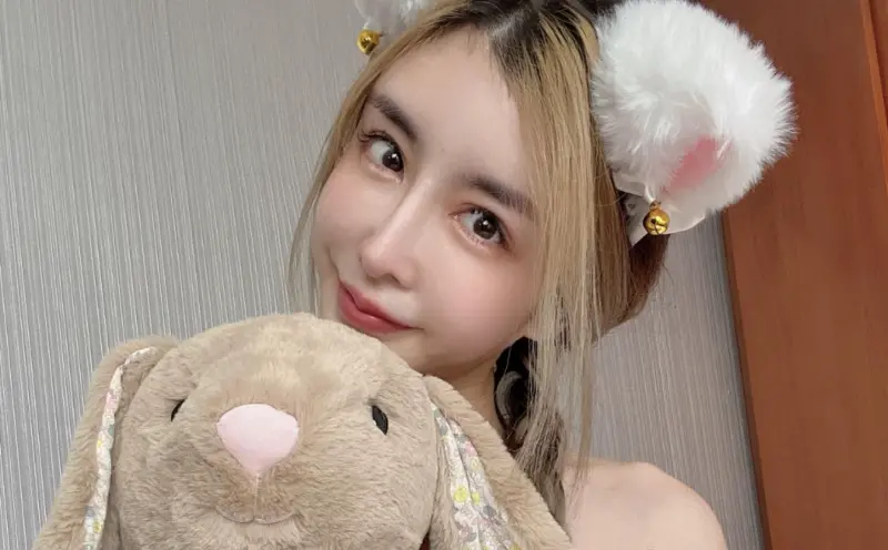 ▲雪碧證實自己去年入境新加坡後被帶到小黑屋審查，手機內關於OnlyFans的豔照全被看光，最後在小黑屋過夜後遭遣返，讓她身心崩潰。（圖／方祺媛臉書）