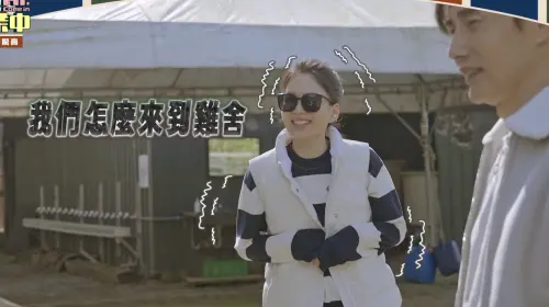 ▲Melody到雞舍撿雞蛋，沿路誇獎包偉銘很棒，自己就不用親手做。（圖／翻攝自YouTube 嗨!營業中 Hi,Come in）