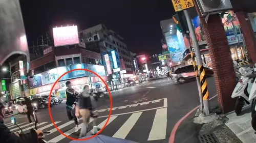 台南男持刀亂砍第一視角流出！路人癱倒警局前「血泊中慘遭補刀」
