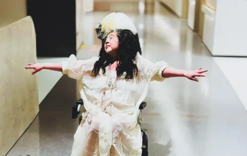 ▲陳文茜雖然因為治療關係身形變得臃腫、需坐輪椅，但她心境依舊開闊樂觀。（圖／文茜的世界周報 Sisy's World News臉書）