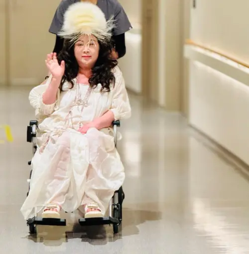 ▲陳文茜因治療副作用臉部明顯浮腫，移動還要靠輪椅代步。（圖／文茜的世界周報 Sisy's World News臉書）