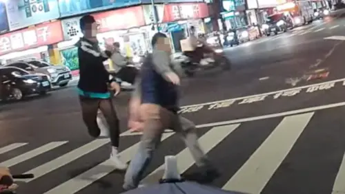 ▲陳男疑似因感情問題，怒而持20公分長足療刀隨機鎖定路人行兇。（圖／翻攝畫面）