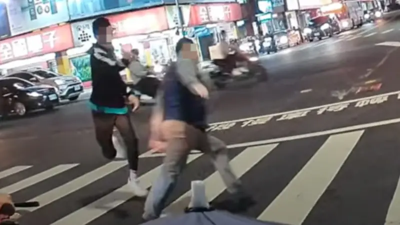 ▲台南市昨（3）日晚間發生隨機攻擊事件，共造成3人受傷送醫，今（4）日上午苗栗市南苗市場又驚傳隨機砍人，讓不少民眾憂心。（圖／翻攝畫面）