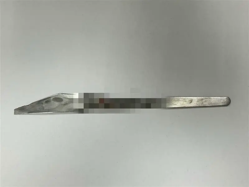 ▲29歲陳姓男子疑似因失戀導致情緒不穩，其行兇的20公分足療刀曝光。（圖／翻攝畫面）