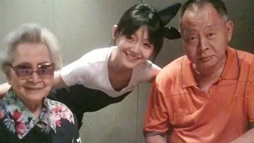 ▲大S（中）年輕時就曾戴著與如今紀念雕像上的同款髮箍，讓不少粉絲再度為具俊曄的深情流淚。（圖／翻攝自大S微博）