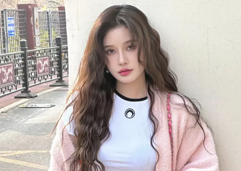 ▲38歲女星中國易易紫（如圖）透露和BIGBANG隊長GD（G-Dragon、權志龍）有過親密互動，過去還曾曝光T.O.P親密照，掀起不少爭議。（圖／IG@nikiiiyyz）