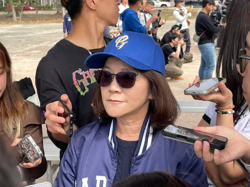 ▲富邦悍將今（4）日舉行開訓儀式，公布年度口號「Blue Power 不一樣了」，領隊陳昭如透露原因，相信全新教練團跟球員，可以呈現出不一樣的富邦悍將。（圖／記者林子翔攝，2026.2.4）