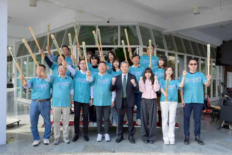 ▲湧言會全體 17 位參選人手持象徵「強棒」的球棒大合照，共同喊出「團結拚勝選、議會拚過半」口號，展現出不分彼此、共創高雄未來的必勝決心。（圖／高雄湧言會提供）