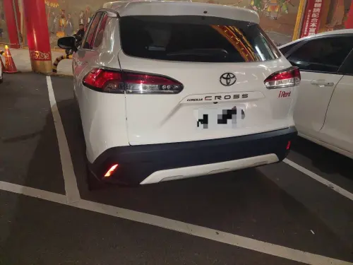 ▲楊女早在烘爐地停車場時就擦撞其他車輛，而後肇事逃逸下山。（圖／翻攝畫面）