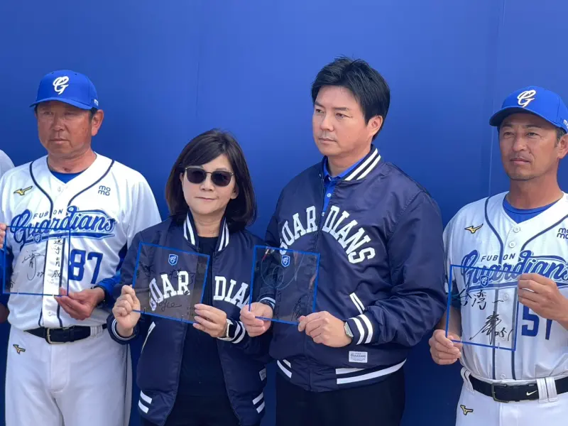 ▲富邦悍將象徵改變決心，引進新型運科設備輔助訓練，執行副領隊林威助（右）談到運科設備時也笑說，「有設備、數據輔助，訓練不是單純靠感覺。」（圖／記者林子翔攝，2026.2.4）