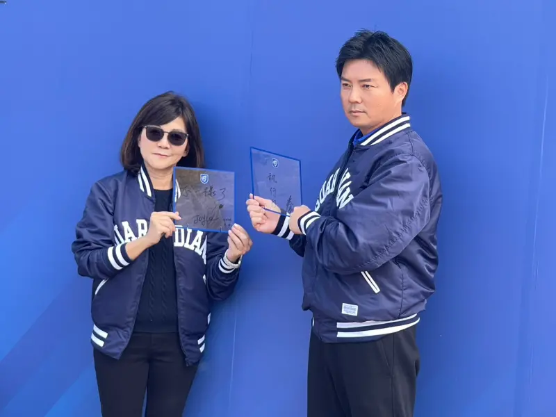 ▲富邦悍將目前分配到10場主場賽事，領隊陳昭如（左）重申大巨蛋重要性，希望遠雄集團能夠及早釋出下半季場次，富邦悍將球團也會積極爭取主辦。（圖／記者林子翔攝，2026.2.4）