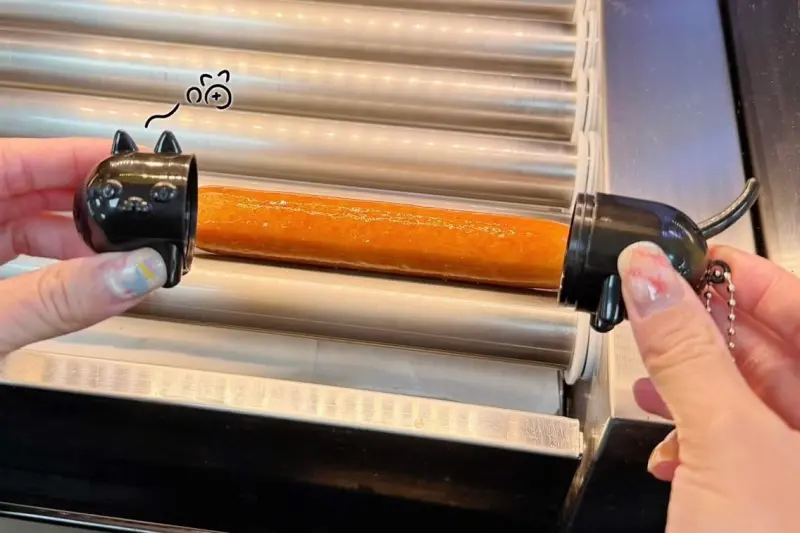 ▲全家喵之日推出「熱貓造型吊飾」，可以當掛飾，也可以套上熱狗，真正把熱狗變身熱貓。（圖／翻攝自全家threads）