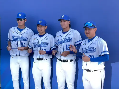 ▲富邦悍將終結者曾峻岳（右），新球季接下投手隊長一職。（圖／記者林子翔攝，2026.2.4）