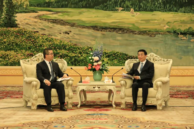 ▲國民黨副主席蕭旭岑（左）率團訪問中國，會見中共中央政治局常委、全國政協主席王滬寧（右），以及國台辦主任宋濤。（圖／國民黨提供）