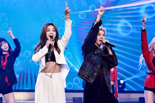 ▲陳美鳳（左）與畢書盡（右）嗨唱跳〈Apt.〉、〈Soda Pop〉、〈愛情限時批〉組曲，炒熱現場氣氛。（圖／民視提供）