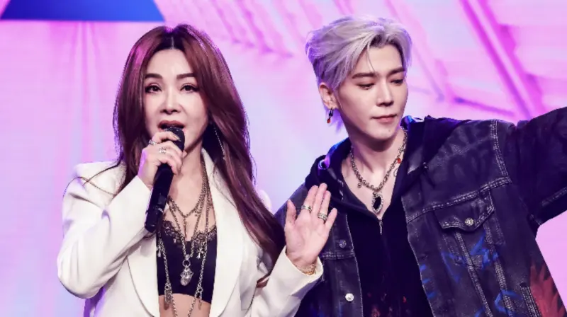 ▲69歲美魔女陳美鳳（左）與畢書盡（右）於民視新春特別節目《民視第一發發發》合體唱跳，尤其陳美鳳大秀好身材，胸前小可愛外搭西裝外套，與畢書盡貼身熱舞，畫面好養眼！（圖／民視提供）