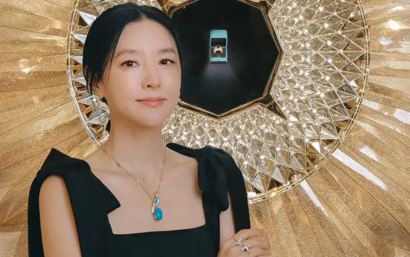 ▲李英愛（如圖）嫁給身價高達2兆韓元的富商鄭浩英後，頻頻被拿來和鄭浩英的前女友沈銀河比較，兩人的外型和氣質相似，讓李英愛因此一度被調侃是沈銀河的替身。（圖／李英愛IG@leeyoungae0824）