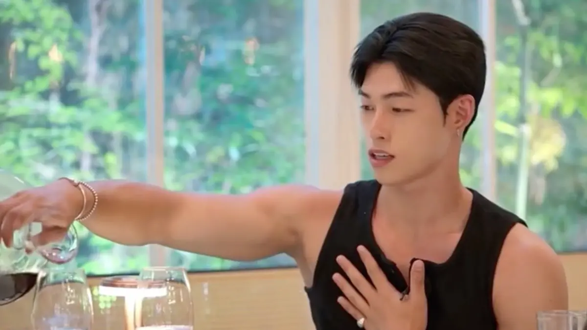 ▲《單身即地獄5》熱播，金珉志對宋承一（如圖）的感情線引發關注，粉絲更抓包承一撥頭髮、翹小拇指等小動作，笑稱「根本是姐妹」，反差魅力意外成為節目亮點。（圖／翻攝自Netflix）