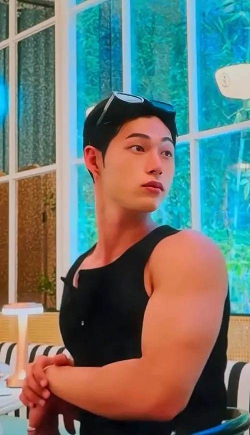 ▲不少網友透過宋承一的坐姿與小動作中處處透露著陰柔氣質，直言：「承一根本是姐妹！」（圖／翻攝自Netflix）