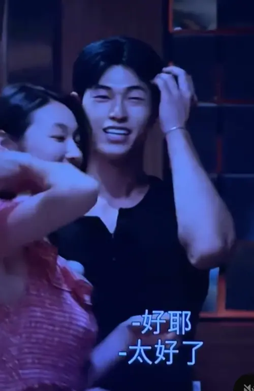 ▲承一（後）偷偷撩髮的小動作，被不少眼尖網友捕捉。（圖／翻攝自Netflix）