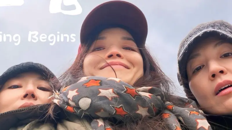 ▲舒淇（中）罕見提到本名，她同框兩大女神，3女以死亡角度自拍。（圖／Shu Qi臉書）