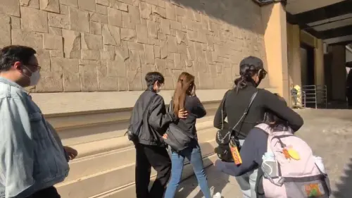 ▲黃人龍一家相當低調，全程不發一語現身新北市立殯儀館。（圖／記者嚴俊強攝影）