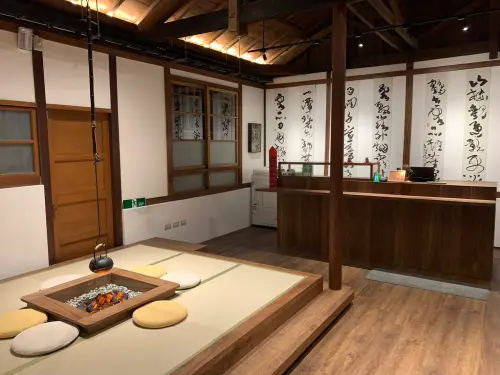 ▲「寶桑町屋」的迎賓區域有日式榻榻米與景觀火爐，在辦理入住、退房時也能得到短暫的休憩。（圖／雲品國際提供https://www.fdc-i.com）