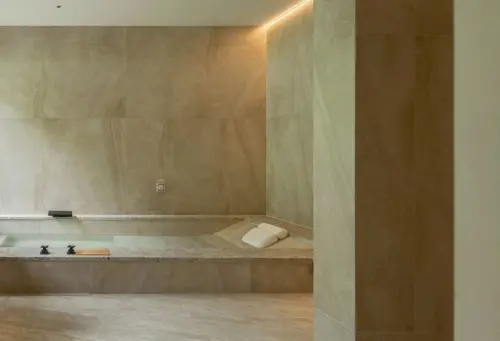 ▲雲品所營運的「蘇卡利漫活」，浴室空間寬敞，每間客房都可享受自己的獨立溫泉。（圖／雲品國際提供https://www.fdc-i.com）