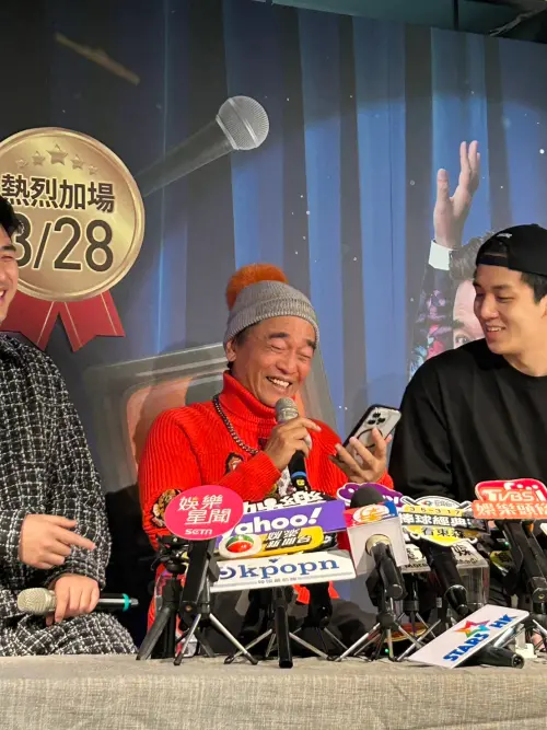 ▲吳宗憲拿出匯款明細，證明已經匯200萬元給Lulu了。（圖／記者李欣容攝）