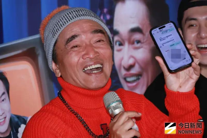 ▲吳宗憲（中）秀出給陳漢典、Lulu的200萬元匯款明細，笑說小錢不用拖過隔天。（圖／記者吳翊緁攝）