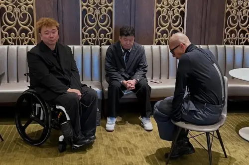 ▲具俊曄（右）昔日因車禍造成癱瘓的隊友姜元來（左）現身大S紀念雕像揭幕儀式，見證好友深情的一面。（圖／翻攝自姜元來IG@clon52）