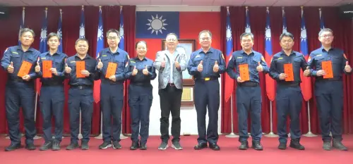 ▲高雄港警察之友會致送春節慰勉金給高雄港務警察總隊，以慰勞員警終年辛勞。(圖／高雄港務警察總隊提供)