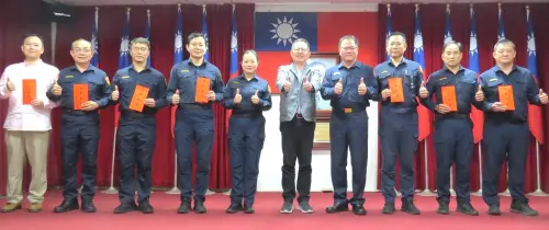 ▲高雄港警察之友會致送春節慰勉金給高雄港務警察總隊，以慰勞員警終年辛勞。(圖／高雄港務警察總隊提供)