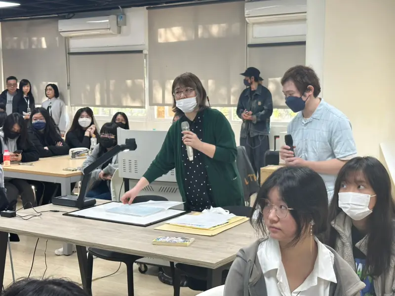 ▲日本漫畫大師金築順子老師，透過投影手繪稿分享四格漫畫的敘事結構。（圖／嶺東科大提供）