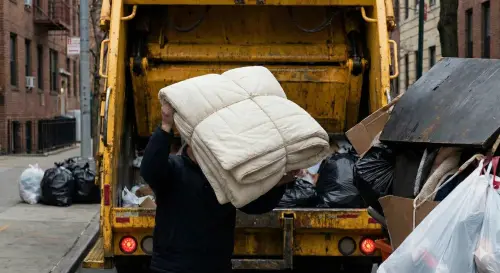 ▲可以用十字綑綁法打包厚棉被等舊寢具，壓縮體積，再丟進垃圾車。（示意圖／Gemini AI生成）