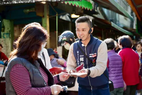 青年戰隊集合！李明璇與何元楷市場發春聯　期許共同旗開得勝
