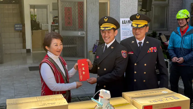 ▲盧秀燕今一整天在和平區山上慰問警消、親自送年禮。（圖／記者顏幸如攝，2026.02.04）