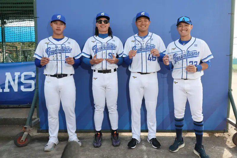 ▲張育成（左二）回歸富邦悍將參與開訓儀式，談到中華隊定位，直言會以角落內野為主，但總教練後藤光尊特別提醒他，要維持游擊防區的手感。（圖／記者林子翔攝，2026.2.4）