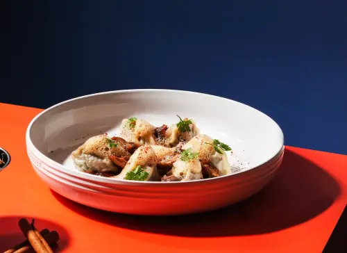 ▲「Gascony」油封鴨肉餃子的內餡滿是經典法式風味，配料與醬汁也很獨特。（圖／台北W飯店提供https://www.wtaipei.com.tw）