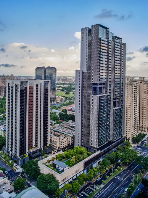 ▲「國城定潮」（右）規劃41層樓大坪數格局，更引進米其林餐廳，成為業界首創。（圖／台灣房屋提供twhg.com.tw）