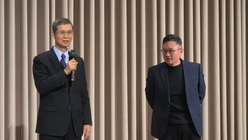 ▲教育部國民及學前教育署前署長吳清山教授（左）親贈春聯賀詞，為旺年會注入創意與祝福。（圖／南華高中提供）