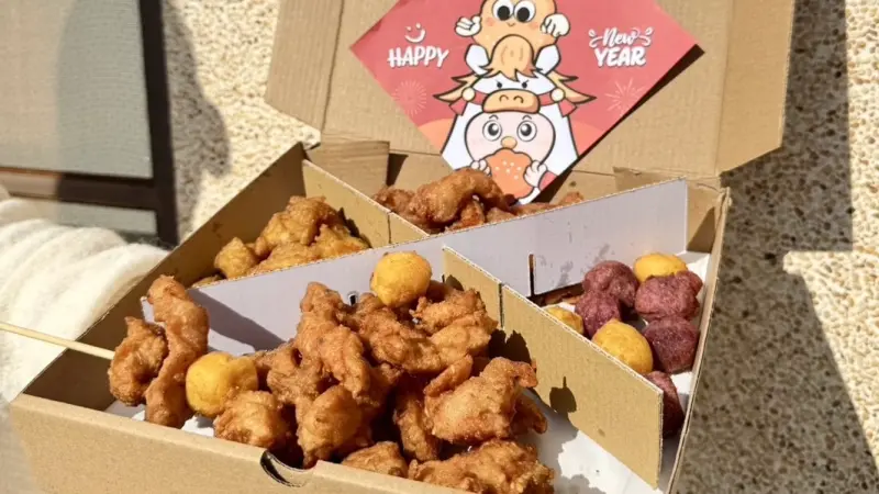 ▲過年爽吃繼光香香雞「88折新春套餐」隨餐附贈限定春聯。Popeyes肯瓊脆薯買一送一平日優惠，花生醬爽辣炸雞腿贈送限量紅包。（圖／繼光香香雞jgssg.com.tw）