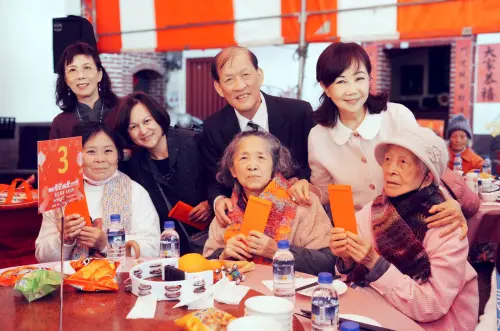 ▲除了圍爐吃大餐，基金會還致贈大包生活物資，並送上象徵平安祝福的紅包，希望創造共善，讓長輩歡喜過好年。（圖／主辦單位提供）