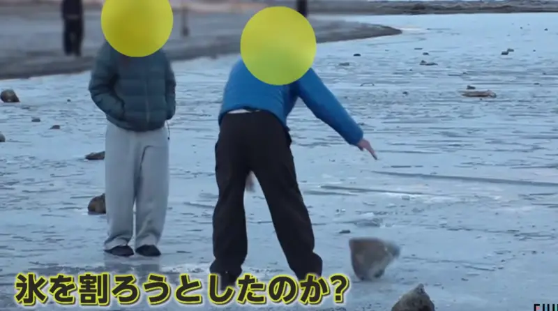 ▲日本富士山腳下的山中湖湖面結冰，有不少遊客違規闖入湖面奔跑、跳舞，當地居民急忙勸阻。（圖／翻攝自FNN）