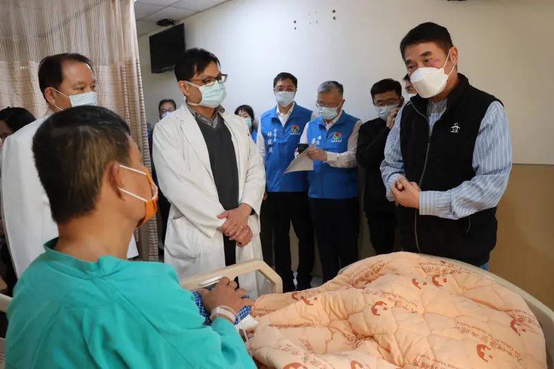 ▲苗栗市南苗市場今日上午7點多驚傳砍人案，縣長鍾東錦至大千醫院、部立苗栗醫院急診大樓探視傷員。（圖／取自鍾東錦FB）